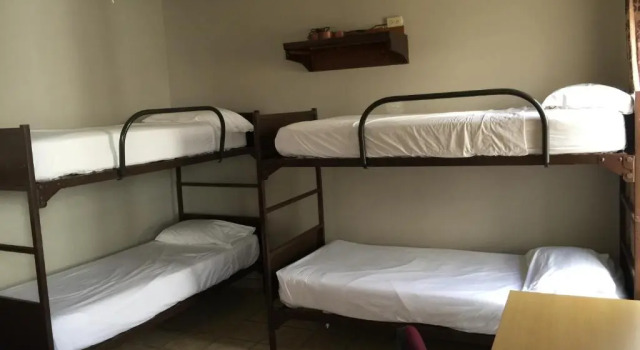 Кровать в общем номере Avenues Hostel