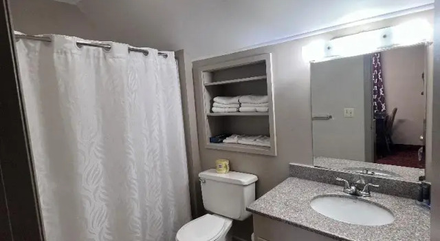 Четырёхместный номер Standard Rodeway Inn & Suites Hershey Chocolate Avenue