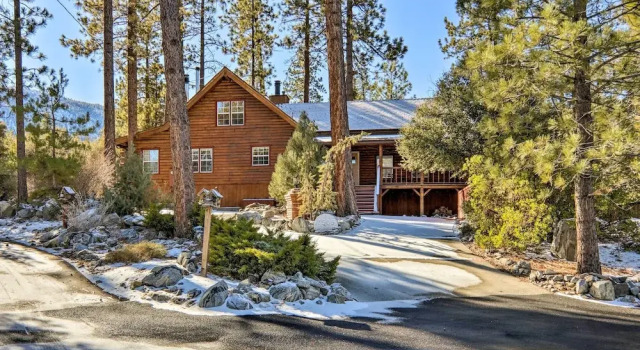 Коттедж Pine Mountain Club Log Home with Deck and Grill