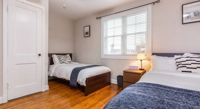 Gorgeous Home 10 min to DC by CozySuites, Забронировать Дом для отпуска Александрия 