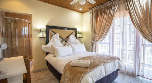 Двухместный номер Deluxe с балконом Thatch Haven Guesthouse