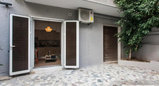 Студия Walk through Athens, based in a local’s hip house!