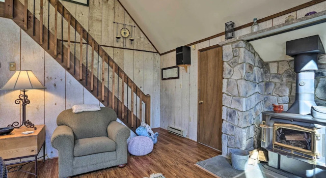 1 Mi to Arrowhead Lake: Pocono Home w/ Fire Pit, Book Feriehus Sommerhuse i Pennsylvania, Hytte