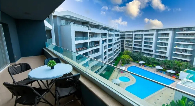 Luxury apartament 3 camere cu balcon și cu vedere la piscină The Expert