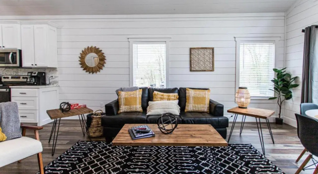 NEW! "Moonlight Rest" Luxury Couples Cabin, 1 Bdrm, 1 Bth, Sleeps 4 Hot tub, Boek Hotel Hochatown Oklahoma