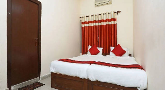OYO 9001 Hotel East West