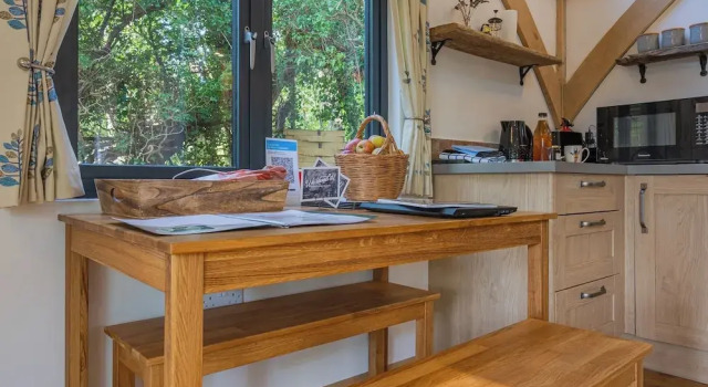 Woodland Cabin Retreat in Alfriston - hot tub, Забронировать Дом для отпуска Отели Исторического графства Суссекса с парковкой, Парковка