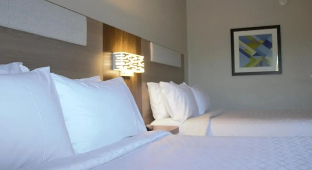 Четырёхместный номер Standard Holiday Inn Express Hotel & Suites Hope Mills-Fayetteville Airport by IHG