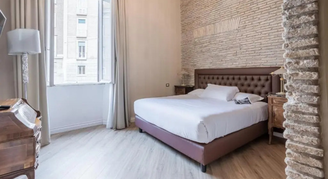 Plum Guide - Broccato Rosso, Prenota Hotel Pantheon Roma