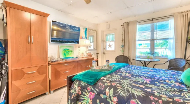 Tropic Terrace #5 - Beachfront Rental Studio Bedroom Apts by Redawning