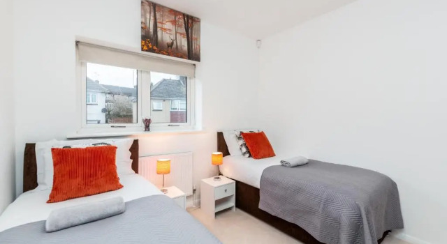 2BR Apt-sleeps 5-accessible-central Dartford, Book Lejlighed Hoteller i Dartford med parkering, Parkering