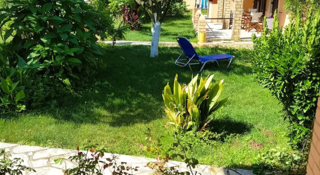 Коттедж с 2 комнатами с балконом Beach house Yannis 3 in Agios Gordios Beach on Corfu