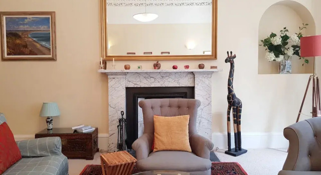 Luxury Central Old Town Suite Edinburgh, Забронировать Апартаменты/квартира Отели Эдинбурга с парковкой, рядом с Памятник Вальтеру Скотту, Парковка