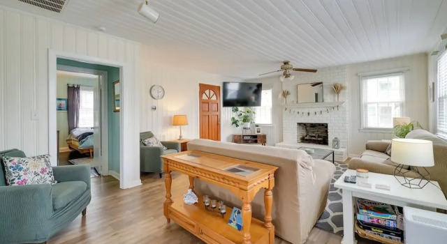 Carolina Beach Home w/ Private Deck: Walk to Shore, Забронировать Дом для отпуска Коттеджи Каролина-бич, рядом с Пляж Каролина, Коттедж