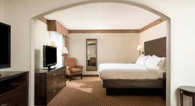 Люкс Holiday Inn Express & Suites Wilson-Downtown by IHG