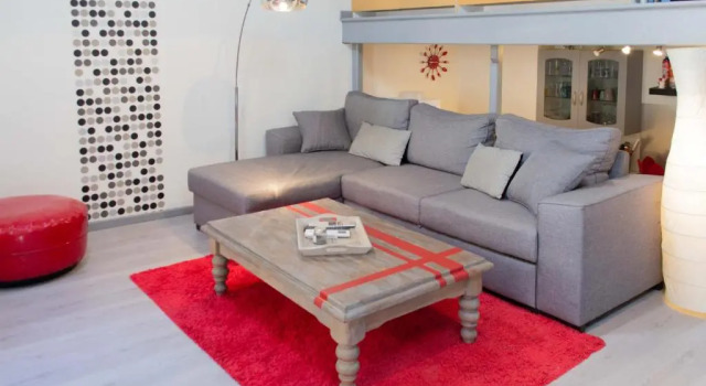 Апартаменты Appartement type loft dans le centre de Roussillon