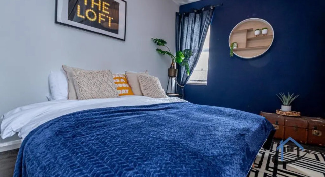 Flat 5, super king bed, free parking, workspace, free wi-fi
