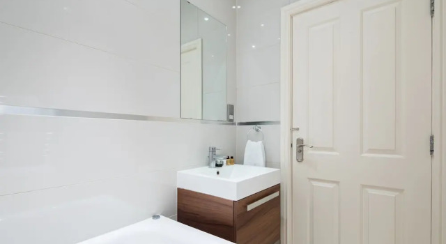 The Kensington Gardens - Modern & Bright 2BDR Flat, Забронировать Отель Кенсингтон и Челси Лондон, рядом с Maxims Casino Club