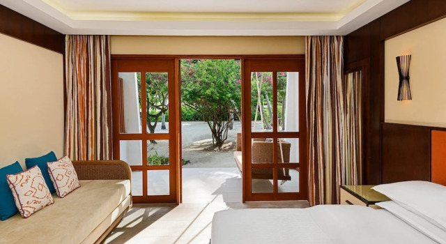 Двухместный коттедж с видом на пляж Sheraton Maldives Full Moon Resort & Spa