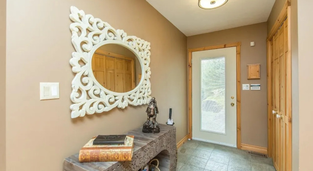 Vantage Point~Lovely 4 bed, 2.5 bath with fabulous views of Lake of Bays!, Varaa Hotelli Huntsville 