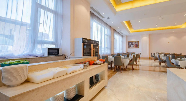 Vienna International Hotel Qishi Center Branch in Dongguan, Guangdong.