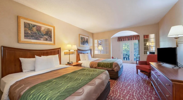 Четырёхместный номер Standard с балконом и с видом на реку SureStay by Best Western Cherokee on the River
