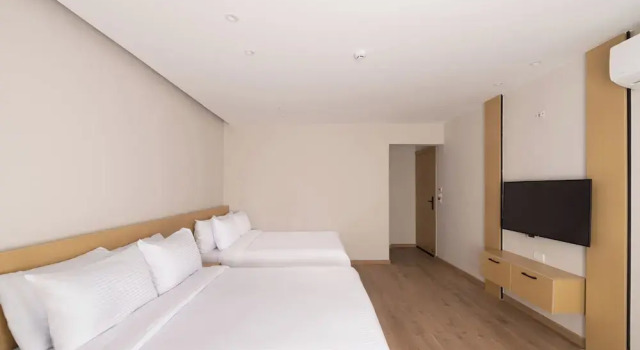 Четырёхместный номер Comfort с видом на город Elegance Grand City Hotel