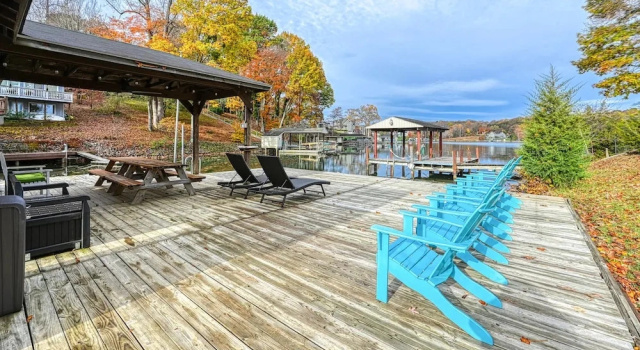 Коттедж Yellow Fellow - Lake House With hot Tub, Waterfront Deck, Swimming Cove & Firepit
