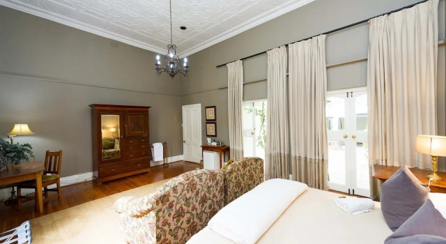 Lovely Spacious Room With Breakfast on one of our top Picks in Pretoria, Boek Vakantiehuis Pretoria 