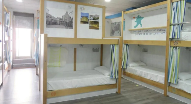 Кровать в общем номере Albergue Corredoiras