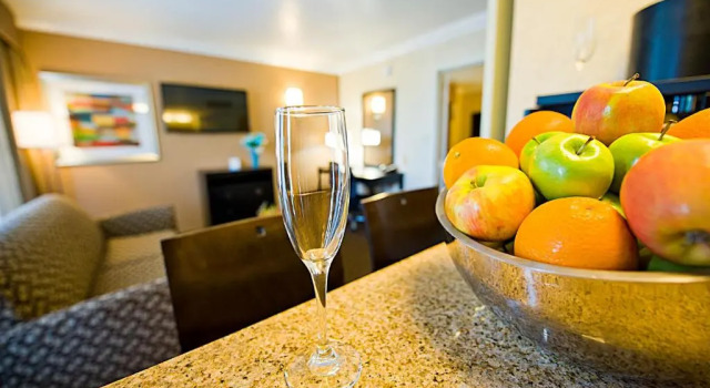 Семейный люкс с видом на внутренний двор Hotel dLins Ontario Airport