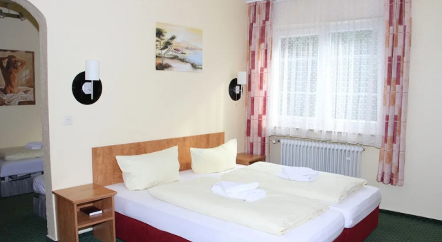 Четырёхместный номер Standard c 1 комнатой Hotel Holl