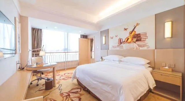Люкс Deluxe с красивым видом из окна Vienna International Hotel (Slender lake Dongguan Street Ancient Canal)