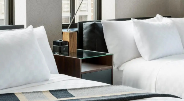 Двухместный номер Mobility Accessible with Roll-In Shower Deluxe Joinery Hotel Pittsburgh, Curio Collection by Hilton