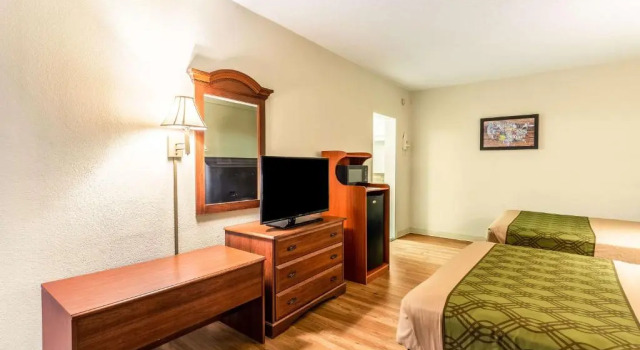 Четырёхместный номер Deluxe Econo Lodge Lake City-North