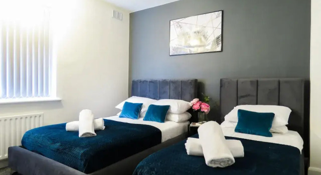 Tudors eSuites Four Bedroom House Garden, Varaa Lomakoti Mökit kohteessa Merseyside, Mökki
