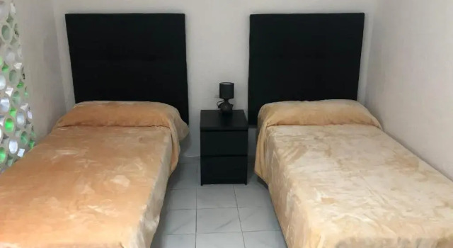 Hostal Fes, Забронировать Отель Отели и гостиницы Альхесирас, рядом с Fuerte de Isla Verde, Отель