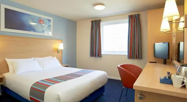 Travelodge Glastonbury, Забронировать Отель Гластонбери Сомерсет, рядом с Часовня Святой Маргариты и приют Магдалин