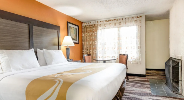 Двухместный номер Standard с балконом и с видом на горы Quality Inn Creekside - Downtown Gatlinburg