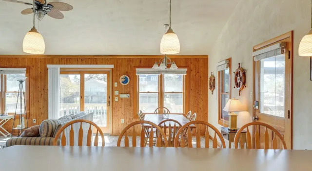 Private Boat Dock: Fun OBX Family Getaway w/ Deck, Забронировать Дом для отпуска Коттеджи Outer Banks, Коттедж