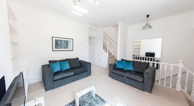 Modern 2 Storey 2-bedroom Flat , Sleeps 6