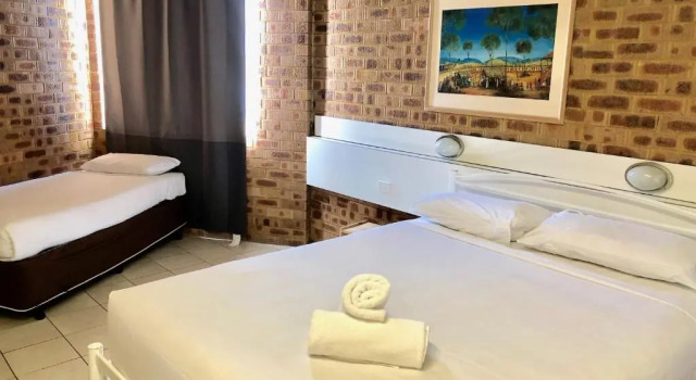 Четырёхместный семейный номер Standard Marco Polo Motor Inn Sydney Hotel