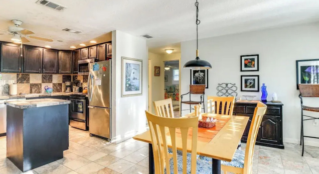 Коттедж Englewood Bungalow 1 Mi to Beach: Pets Welcome
