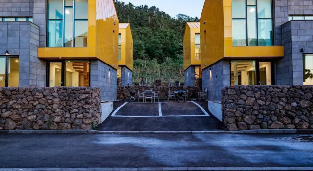 Jeju the Huefulvilla, Забронировать Отель Аеуол-ли Чеджу, рядом с Публичная библиотека в городе Эволь