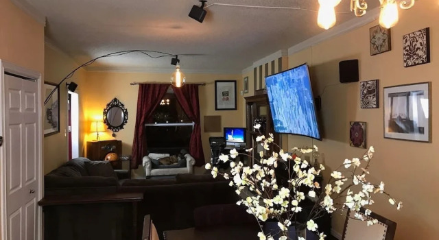 Коттедж с 3 комнатами Cannabis Castle Historic Home in Baker District