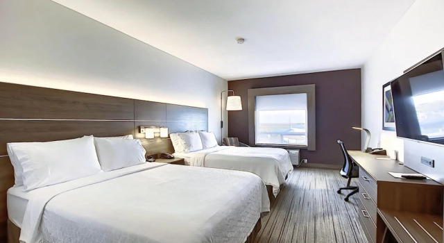 Четырёхместный люкс Holiday Inn Express Airport Calgary by IHG