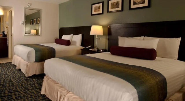 Четырёхместный номер Standard Grand Texan Hotel and Convention Center