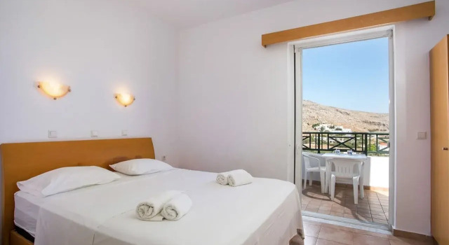 Lambis Studios & Apartments