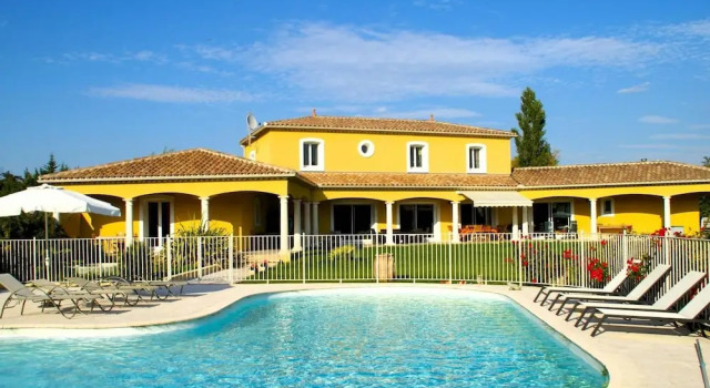 Вилла Villa in L'isle-sur-la-sorgue With Pool