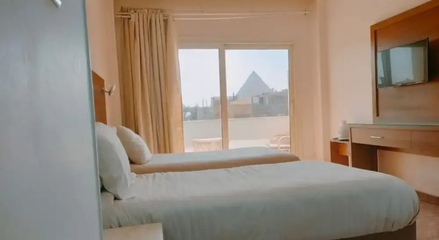 Двухместный номер Deluxe c 1 комнатой с балконом Hassan Pyramids Hotel & free access Rooftop & airport pickup